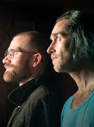 Affiche du film Something in the Dirt (2021) de Aaron Moorhead. Voir Something in the Dirt en streaming / torrent sur meilleurs-films.fr