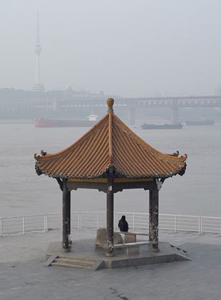 Affiche du film A River Runs, Turns, Erases, Replaces (2021) de Shengze Zhu. Voir A River Runs, Turns, Erases, Replaces en streaming / torrent sur meilleurs-films.fr