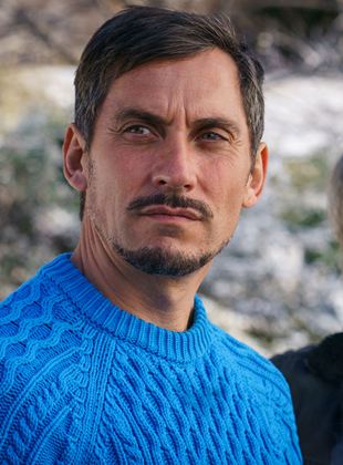 Affiche du film Mari(dos) (2022) de Breixo Corral. Voir Mari(dos) en streaming / torrent sur meilleurs-films.fr