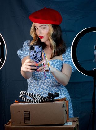 Affiche du film Not Okay () de Quinn Shephard.