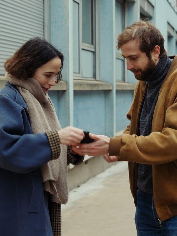 Affiche du court métrage Donne Batterie (2025) de Carmen Leroi. Voir Donne Batterie en streaming / torrent sur meilleurs-films.fr