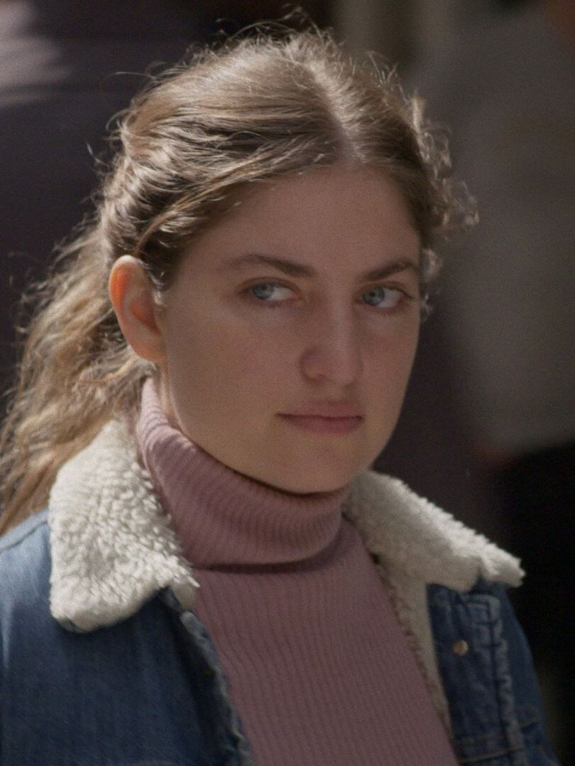 Affiche du court métrage Un movimiento extraño (2025) de Francisco Lezama. Voir Un movimiento extraño en streaming / torrent sur meilleurs-films.fr