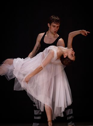 Affiche du film Étoiles de cristal (2021) de Jorge Naranjo. Voir Étoiles de cristal en streaming / torrent sur meilleurs-films.fr