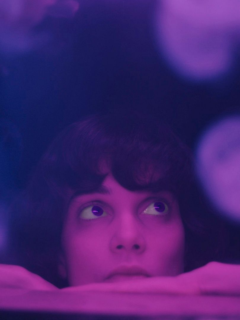 Affiche de la série Extra-Lucide (2025) de Bruno Merle. Voir Extra-Lucide en streaming / torrent sur meilleurs-films.fr