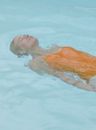 Affiche du film A Fish Swimming Upside Down (2021) de Eliza Petkova. Voir A Fish Swimming Upside Down en streaming / torrent sur meilleurs-films.fr