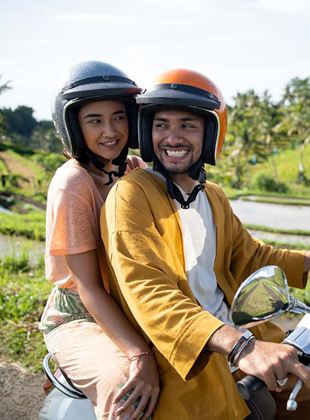 Affiche du film A Perfect Fit (2021) de Hadrah Daeng Ratu. Voir A Perfect Fit en streaming / torrent sur meilleurs-films.fr