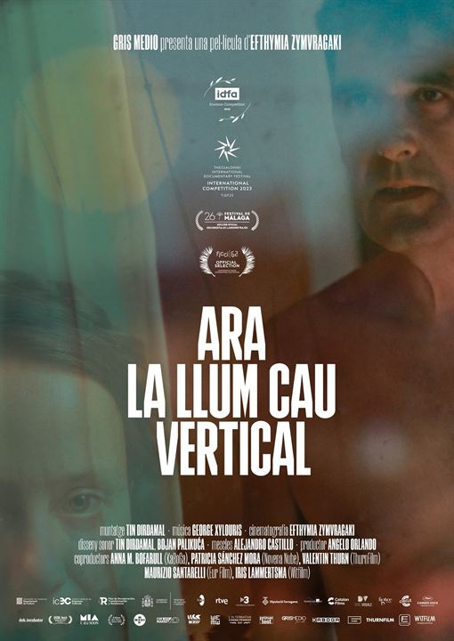 Affiche du film Ara la llum cau vertical (2023) de Efthymia Zymvragaki. Voir Ara la llum cau vertical en streaming / torrent sur meilleurs-films.fr