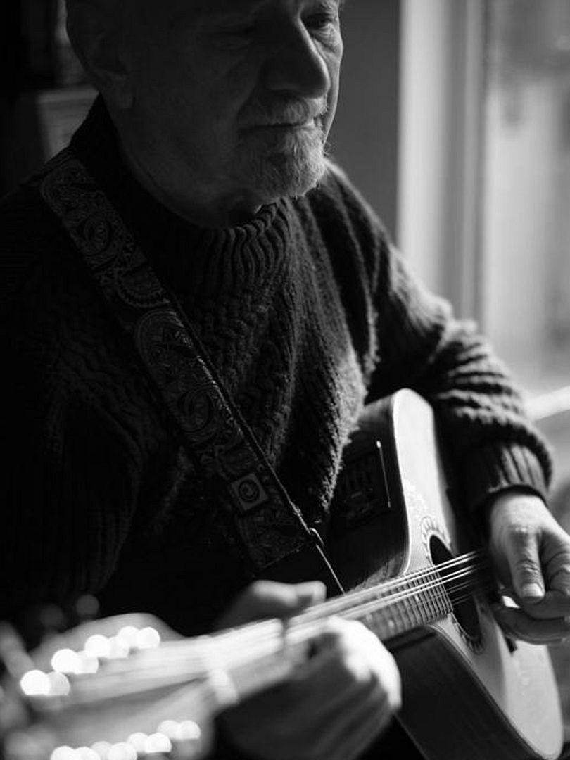Affiche du film Avec le temps – Dónal Lunny (2025) de Hugh Chaloner Affiche du film Avec le temps – Dónal Lunny (2025) de Hugh Chaloner. Voir Avec le temps – Dónal Lunny en streaming / torrent sur meilleurs-films.fr