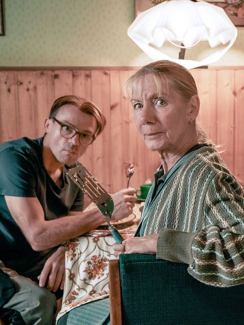 Affiche du film Crime au village – La mariée était en rouge (2024) de . Voir Crime au village – La mariée était en rouge en streaming / torrent sur meilleurs-films.fr