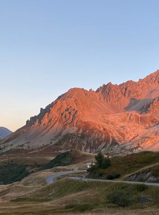Affiche du film Dans un monde idéal (2022) de Emilie Frèche. Voir Dans un monde idéal en streaming / torrent sur meilleurs-films.fr