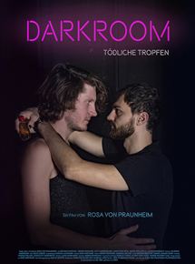 Affiche du film Darkroom – Tödliche Tropfen (2019) de Rosa von Praunheim. Voir Darkroom – Tödliche Tropfen en streaming / torrent sur meilleurs-films.fr