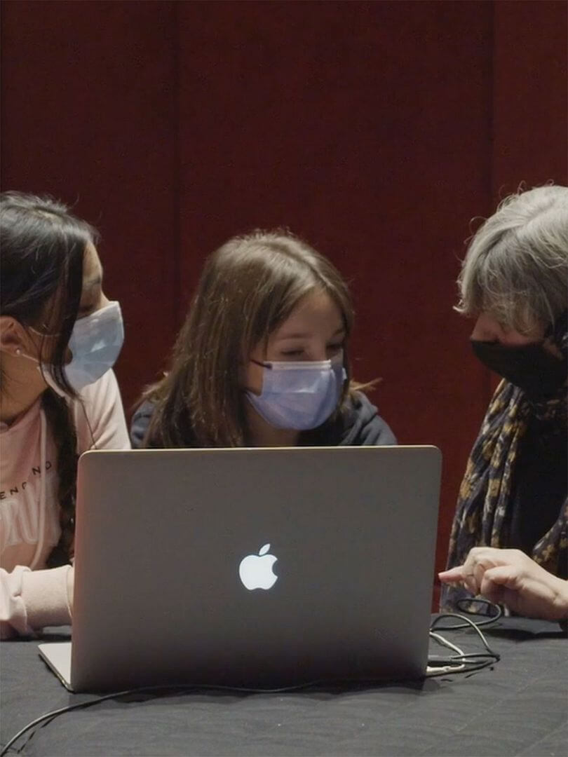 Affiche du film Déracinements (2026) de Eleni Alexandrakis. Voir Déracinements en streaming / torrent sur meilleurs-films.fr