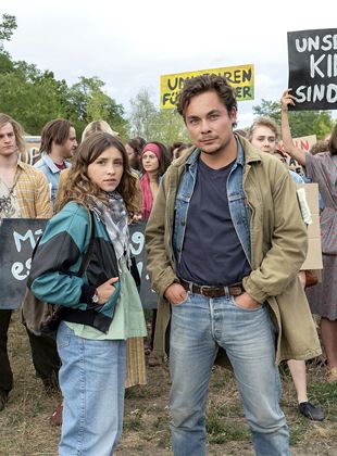 Affiche du film Die unheimliche Leichtigkeit der Revolution (2022) de Andy Fetscher. Voir Die unheimliche Leichtigkeit der Revolution en streaming / torrent sur meilleurs-films.fr