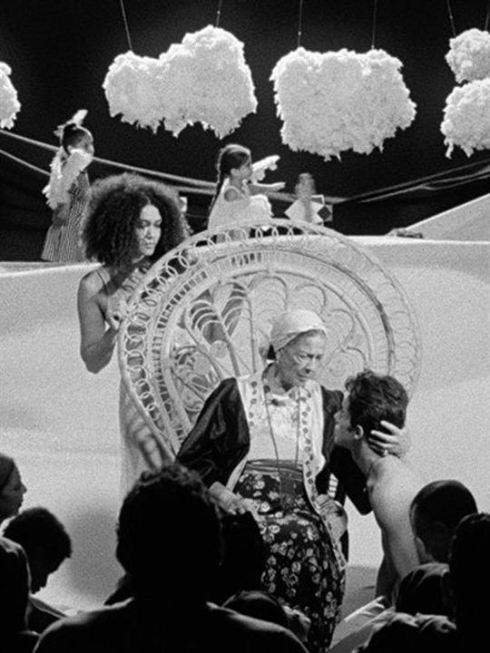 Affiche du film East of noon (2024) de Hala Elkoussy. Voir East of noon en streaming / torrent sur meilleurs-films.fr