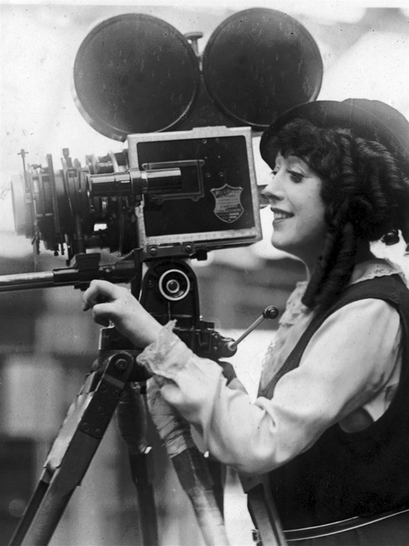 Affiche du court métrage Et La femme créa Hollywood () de Clara Kuperberg. Voir Et La femme créa Hollywood en streaming / torrent sur meilleurs-films.fr