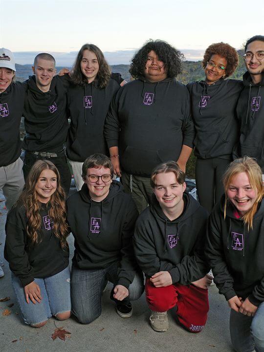 Affiche de la série Être ado (2024) de . Voir Être ado en streaming / torrent sur meilleurs-films.fr