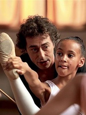 Affiche du film Fais danser la poussière (2010) de Christian Faure. Voir Fais danser la poussière en streaming / torrent sur meilleurs-films.fr