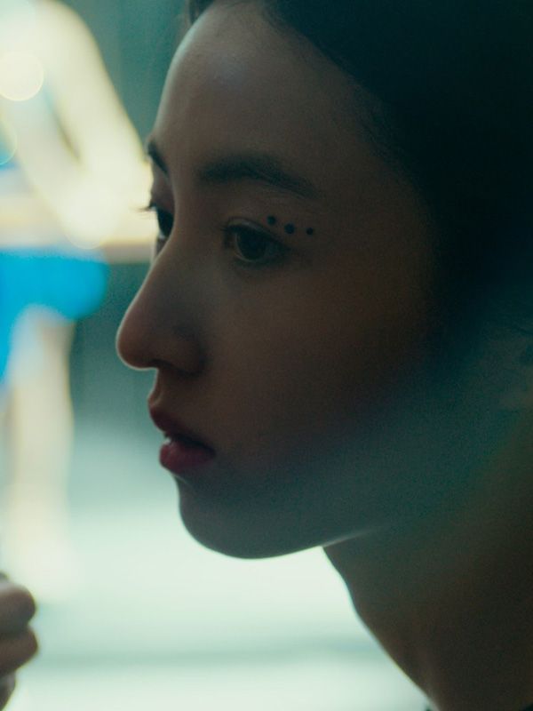 Affiche du film Girl on Edge (2025) de . Voir Girl on Edge en streaming / torrent sur meilleurs-films.fr