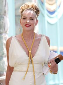 Affiche du film Gods Behaving Badly (2013) de Marc Turtletaub. Voir Gods Behaving Badly en streaming / torrent sur meilleurs-films.fr