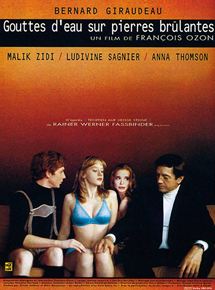 Affiche du film Gouttes d’eau sur pierres brûlantes (2000) de François Ozon. Voir Gouttes d’eau sur pierres brûlantes en streaming / torrent sur meilleurs-films.fr