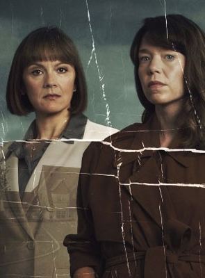 Affiche de la série Hollington Drive (2021) de Sophie Petzal. Voir Hollington Drive en streaming / torrent sur meilleurs-films.fr