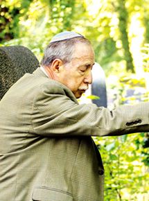 Affiche du film Im Himmel, unter der Erde – Der jüdische Friedhof Weißensee (2010) de Britta Wauer. Voir Im Himmel, unter der Erde – Der jüdische Friedhof Weißensee en streaming / torrent sur meilleurs-films.fr