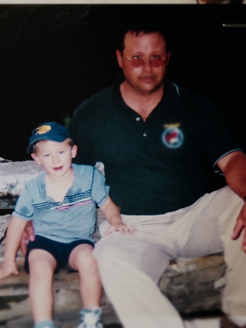 Affiche de la série J’ai Tué Mon Père (2022) de . Voir J’ai Tué Mon Père en streaming / torrent sur meilleurs-films.fr