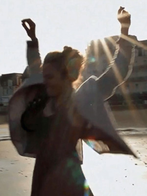 Affiche du court métrage Je suis toujours là (2013) de Eglantine Dijkstra. Voir Je suis toujours là en streaming / torrent sur meilleurs-films.fr