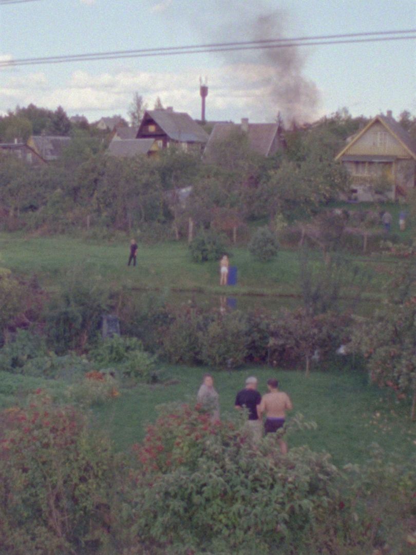 Affiche du court métrage Kolektyviniai sodai () de Vytautas Katkus. Voir Kolektyviniai sodai en streaming / torrent sur meilleurs-films.fr