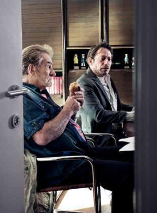 Affiche de la série L’Agent immobilier (2020) de Etgar Keret Affiche de la série L’Agent immobilier (2020) de Etgar Keret. Voir L’Agent immobilier en streaming / torrent sur meilleurs-films.fr