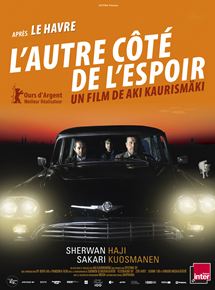 Affiche du film Lautre côté de lespoir (2017) de Aki Kaurismäki. Voir Lautre côté de lespoir en streaming / torrent sur meilleurs-films.fr