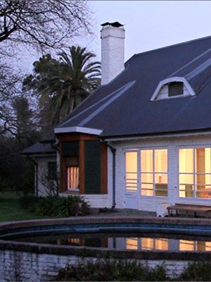 Affiche du court métrage La inviolabilidad del domicilio se basa en el hombre que aparece empunando un hacha () de Alex Piperno. Voir La inviolabilidad del domicilio se basa en el hombre que aparece empunando un hacha en streaming / torrent sur meilleurs-films.fr