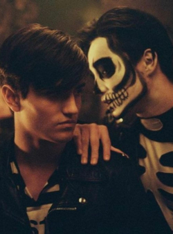 Affiche de la série La Nuit où Laurier Gaudreault s’est réveillé (2022) de Xavier Dolan.