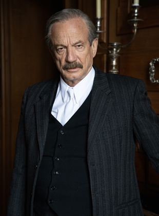 Affiche du film Laval, le collaborateur (2021) de Laurent Heynemann. Voir Laval, le collaborateur en streaming / torrent sur meilleurs-films.fr