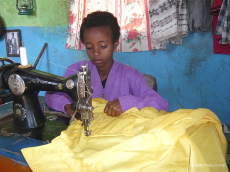 Affiche du court métrage Le Rêve de Tiya (2008) de Abderrahmane Sissako. Voir Le Rêve de Tiya en streaming / torrent sur meilleurs-films.fr