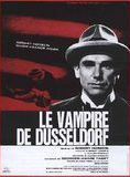 Affiche du film Le vampire de Düsseldorf (1965) de Robert Hossein. Voir Le vampire de Düsseldorf en streaming / torrent sur meilleurs-films.fr