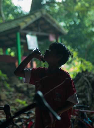 Affiche de la série Les 13 Rescapés : Notre enfer dans la grotte (2022) de Pailin Wedel. Voir Les 13 Rescapés : Notre enfer dans la grotte en streaming / torrent sur meilleurs-films.fr