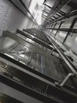 Affiche du court métrage Lift (2001) de Marc Isaacs. Voir Lift en streaming / torrent sur meilleurs-films.fr