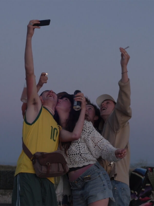 Affiche du film L’Île (2024) de Damien Manivel. Voir L’Île en streaming / torrent sur meilleurs-films.fr