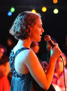 Affiche du film Love Island (2014) de Jasmila Zbanic. Voir Love Island en streaming / torrent sur meilleurs-films.fr