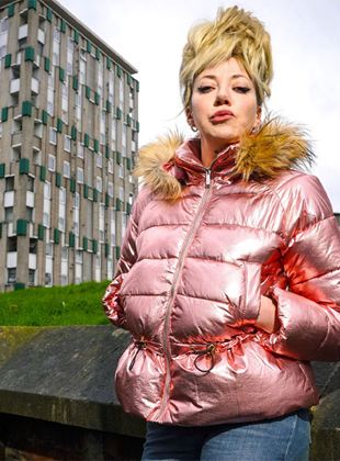 Affiche de la série Mandy (2020) de Diane Morgan. Voir Mandy en streaming / torrent sur meilleurs-films.fr