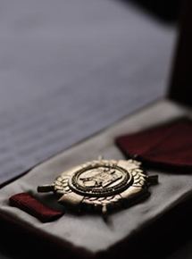 Affiche du film Medal of Honor (2012) de Calin Peter Netzer. Voir Medal of Honor en streaming / torrent sur meilleurs-films.fr