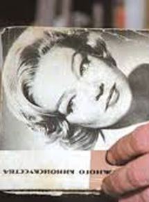 Affiche du film Mémoires pour Simone (1986) de Chris Marker. Voir Mémoires pour Simone en streaming / torrent sur meilleurs-films.fr