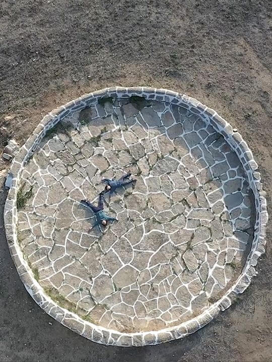 Affiche du court métrage Ne gâche pas mes pierres (2025) de Katerina A. Patroni. Voir Ne gâche pas mes pierres en streaming / torrent sur meilleurs-films.fr