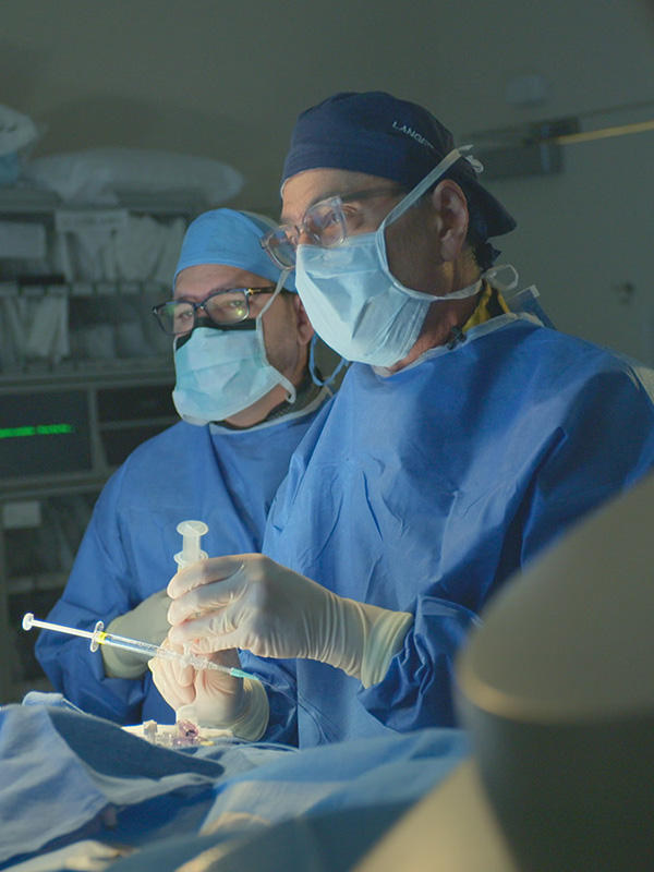 Affiche de la série New York : Au cœur de l’urgence (2023) de Adi Barash. Voir New York : Au cœur de l’urgence en streaming / torrent sur meilleurs-films.fr