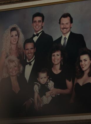 Affiche de la série Notre mère meurtrière (2022) de Skye Borgman Affiche de la série Notre mère meurtrière (2022) de Skye Borgman. Voir Notre mère meurtrière en streaming / torrent sur meilleurs-films.fr