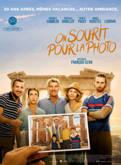 Affiche du film On sourit pour la photo (2022) de François Uzan.