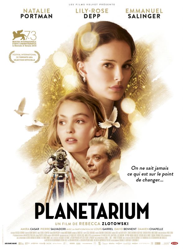 Affiche du film Planétarium (2016) de Rebecca Zlotowski Affiche du film Planétarium (2016) de Rebecca Zlotowski. Voir Planétarium en streaming / torrent sur meilleurs-films.fr