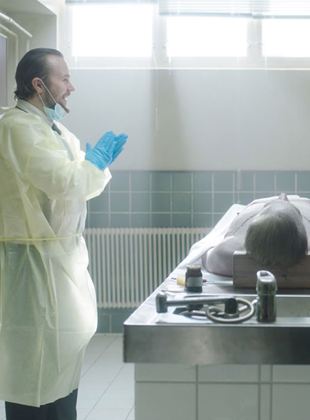 Affiche de la série Post mortem : Personne ne meurt à Skarnes (2021) de Petter Holmsen. Voir Post mortem : Personne ne meurt à Skarnes en streaming / torrent sur meilleurs-films.fr