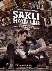 Affiche du film Sakl? Hayatlar (2010) de Ahmet Haluk Ünal. Voir Sakl? Hayatlar en streaming / torrent sur meilleurs-films.fr